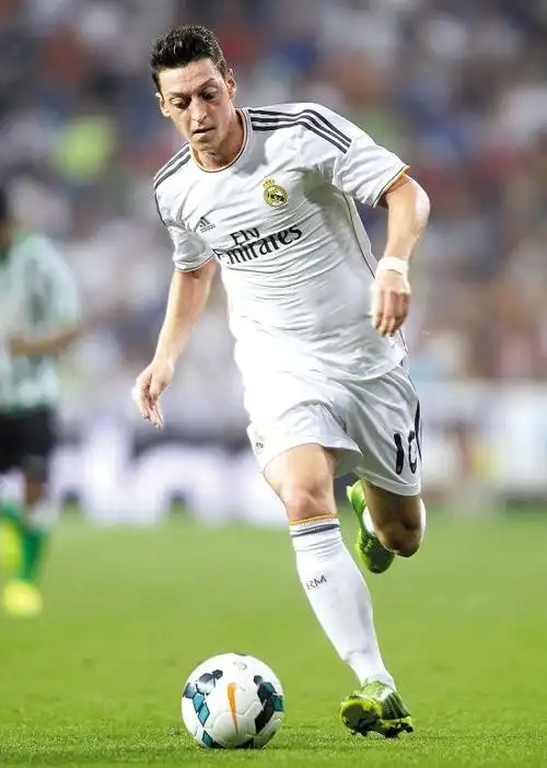 转会窗口关闭前 温格"笑纳"厄齐尔--体育--人民网