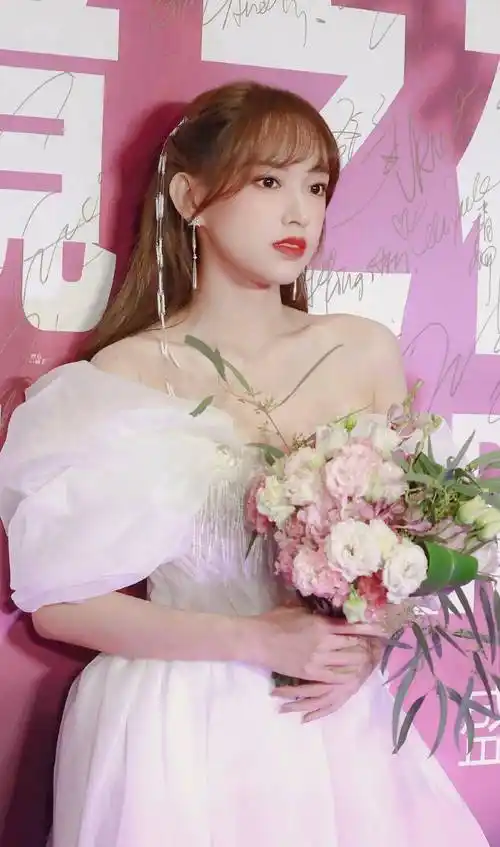 程潇身材上热搜,这两年发展不敌孟美岐,疑似想靠身材博热度?