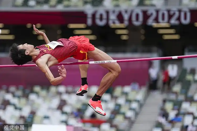 高清图:男子跳高预赛王宇出战 背越动作轻松熟练