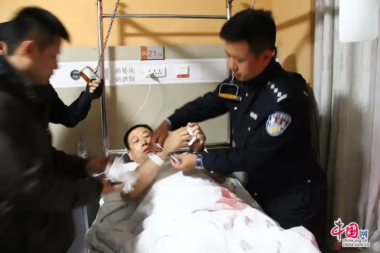 西安村支书追打警察被刑拘在医院被戴上手铐