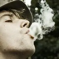 2018潮男吐烟的头像_微信头像图片大全