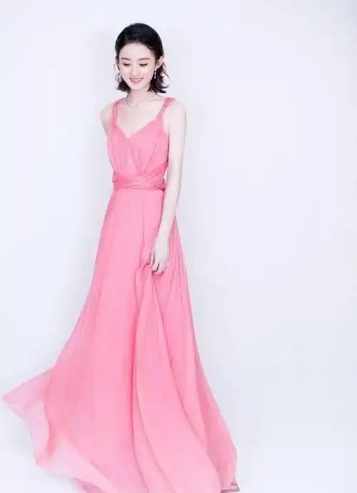 赵丽颖太优雅,穿粉色长裙端庄大气,不愧是"仙女"气质_的设计_选择了