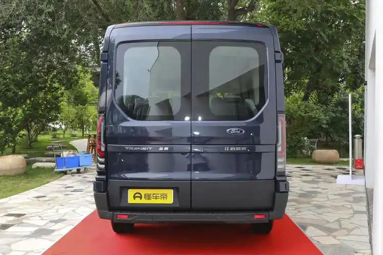 新一代福特全顺t8上市,3/6/7/9/10/12/15座可选,售15.38-60万