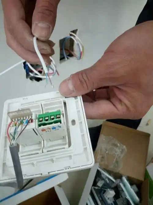 一个面板上,一边是网线一边是电话线,网线已接好,请问电话线那边怎么