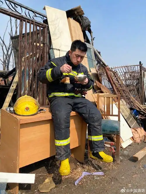 最美好的祝愿送给守护平安的人##一张图说说你眼中的消防员