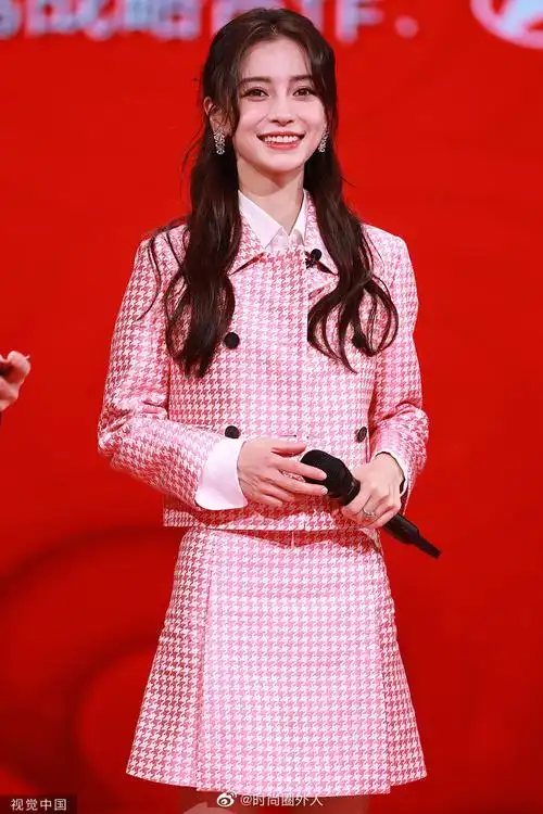 angelababy身穿粉色千鸟格套装现身北京台春晚……__财经头条