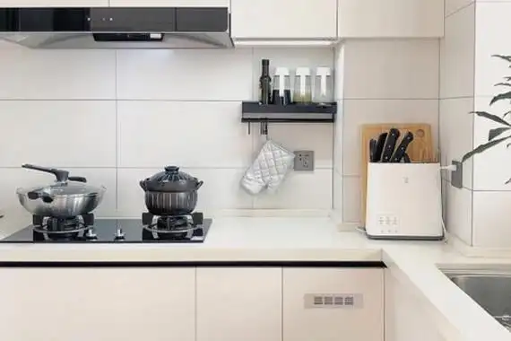 厨房墙面贴瓷砖早被淘汰了!现在都流行这种新型材料,高级又耐脏