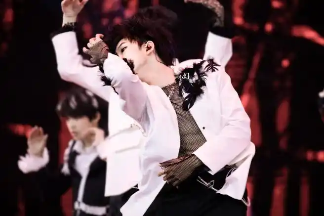 criminal舞台##贺峻霖把衣服跳炸开了