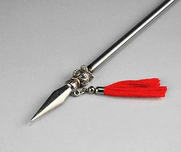 长枪上为何挂红缨仅仅是为了好看吗其实古人很有智慧也很狡诈