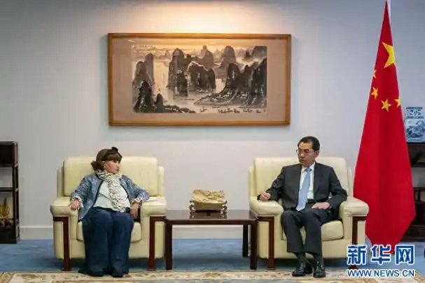 中国驻日本大使吴江浩会见日本作家黑柳彻子