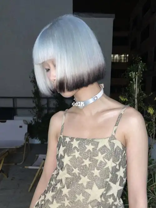 具有时尚感又很高级厌倦了全头漂染统一颜色的可以尝试区域漂染渐变色