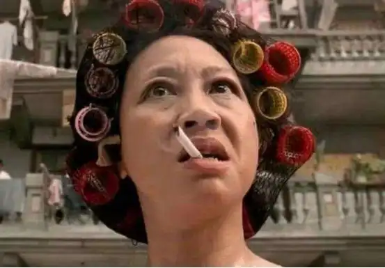 周星驰《功夫》里的包租婆,谁能想到年轻时竟然是校花,照片为证