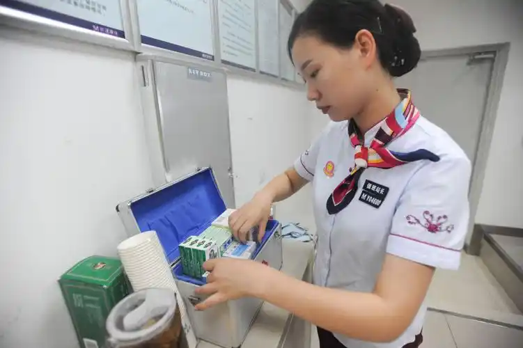 在地铁高架站值勤不论男女都涂防晒霜不是怕黑是怕伤