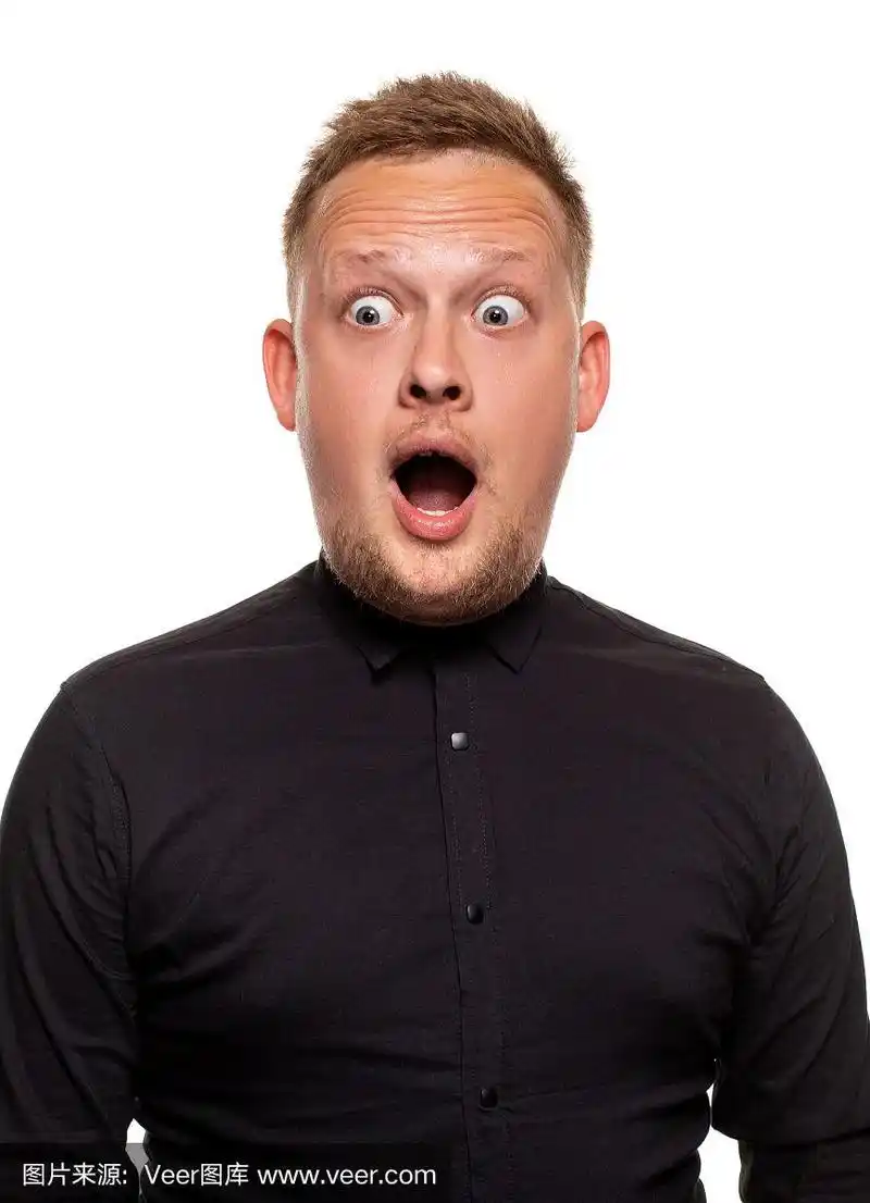 垂直拍摄的目瞪口呆的年轻男子张着大嘴巴,非常惊讶,非常情绪化,表达
