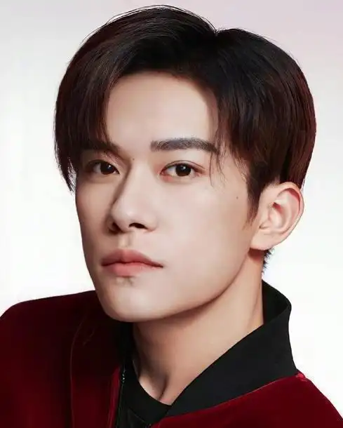 他不仅曾现身易烊千玺的家长会,2018年,他更是以tfboys易烊千玺易爸联