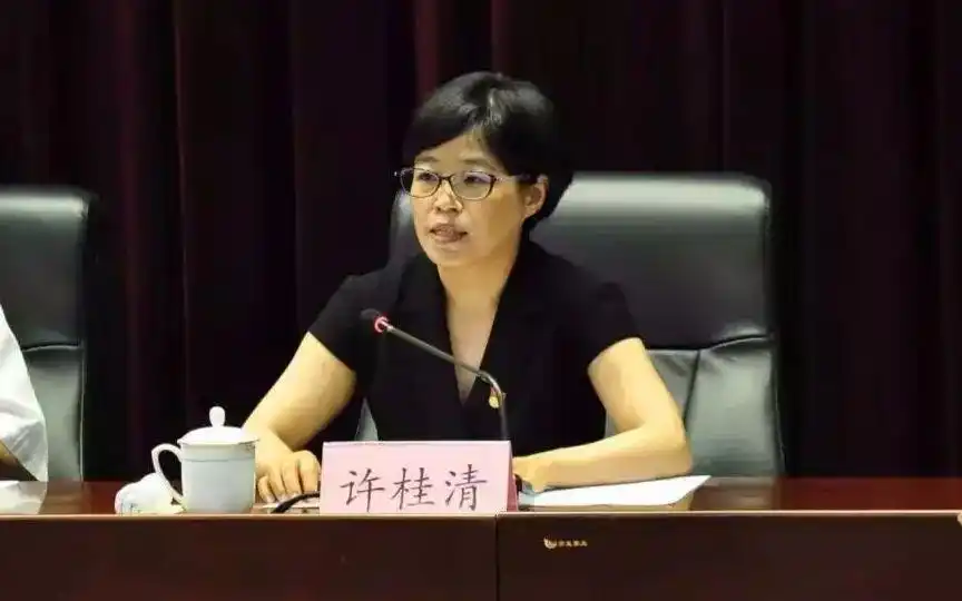 新京报记者注意到,许桂清是一名"70后"女性干部,此次转正后她成为辽宁