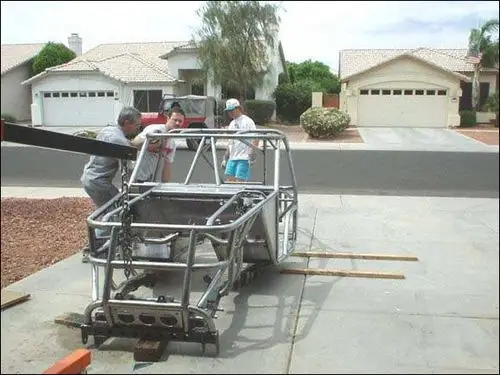 > 国产牛人自制越野车全过程(组图)