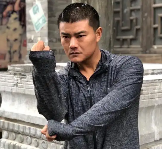 著名演员,功夫小生孟飞在电影《绣春刀》拍摄现场给河北老乡拜年