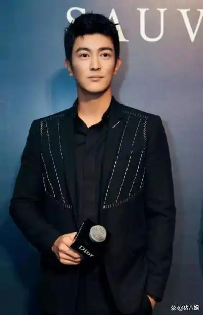 这位曾经靠着妻子和儿子才稍微有点名气的男演员,如今已经成为了当之