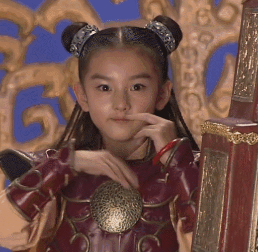 前几天她发的"扎一个哪吒头"的微博也引发了很大的讨论度,可以说真的