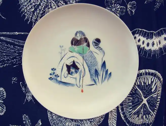 瓷盘彩绘猫寿司釉上新彩