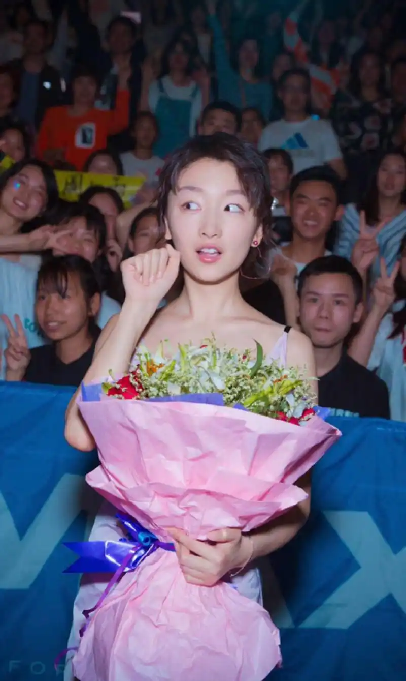 吴亦凡和周冬雨实力演绎"拍照只会一个姿势",网友们都笑了!