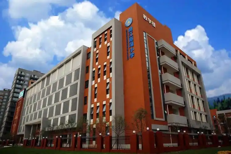 包括西安市曲江南湖小学(南湖高段校区,芙蓉低段校区),西安市曲江第四