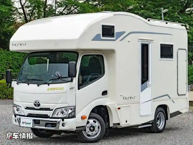 今天给大家介绍一款经典的丰田轻卡房车,不到五米的车身内部,具有带有