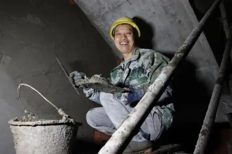 图 | 正在做泥瓦工的川哥