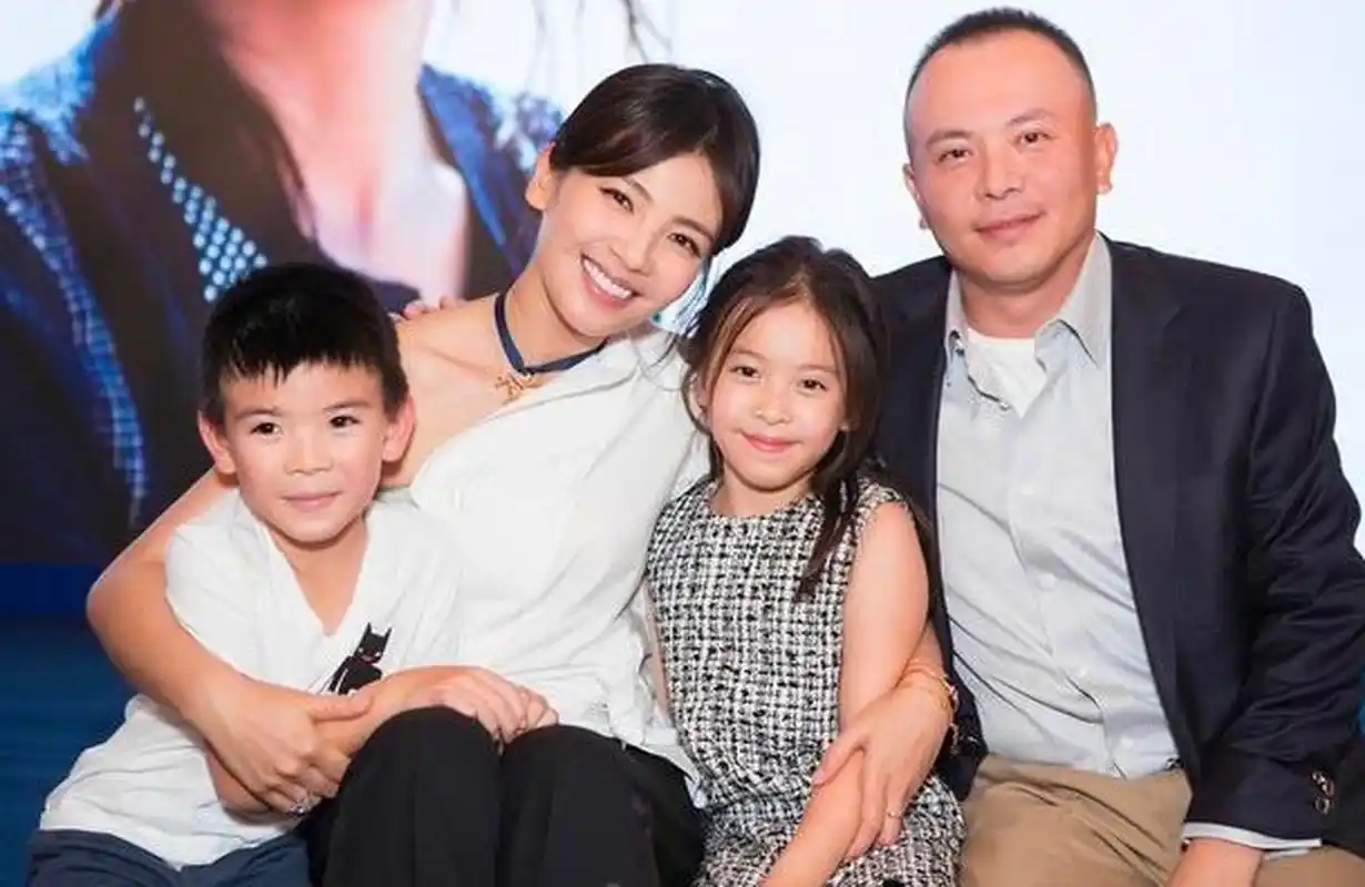 刘涛晒全家福!儿子帅气似妈妈,女儿像爸爸,一家四口都是高颜值