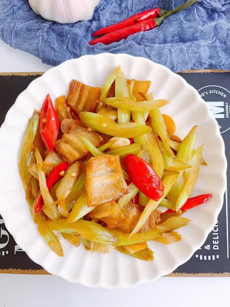 家常小炒菜西芹炒肉片,爽脆鲜嫩好吃又下饭.