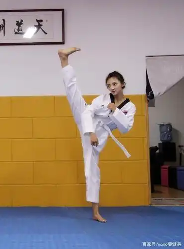 陶慧自爆跆拳道练习,拳脚利落身姿有型,没想到是运动少女