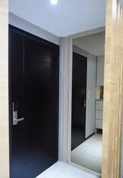 入户门左侧安了一面玻璃镜,让室内光线更为明亮,因为镜子反射的原理让