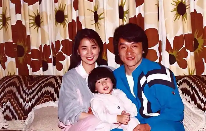 成龙的老婆林凤娇很少出现,70多岁的她依然时尚迷人,难怪成龙对她感