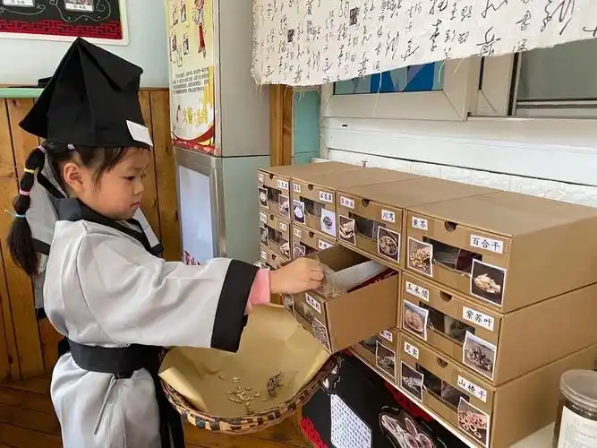 幼儿园里孩子角色扮演感受中医文化