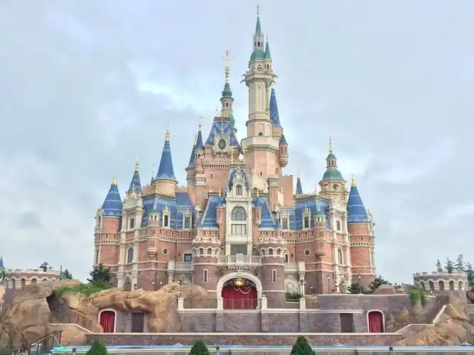 迪士尼城堡白天与黑夜