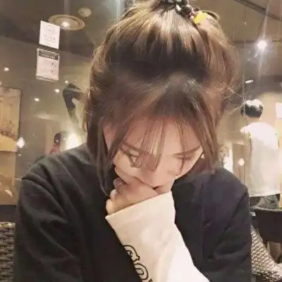 酥酥:低头杀女生头像