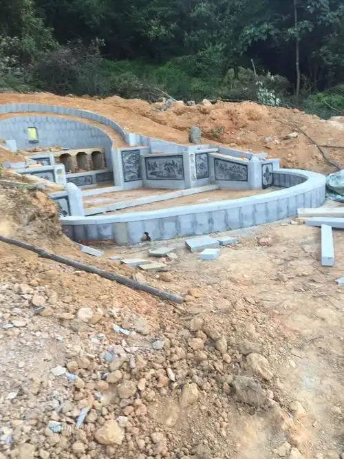 龙桥石顶天马山庄公墓旁有人私自建私人墓地