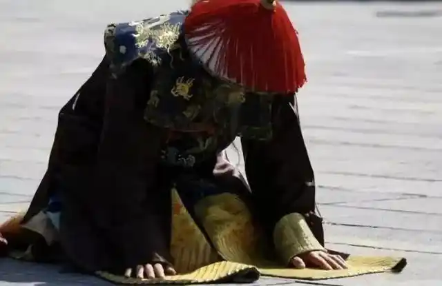 清朝官员在行跪拜礼时,为何会要先拍两下袖子?有三点原因