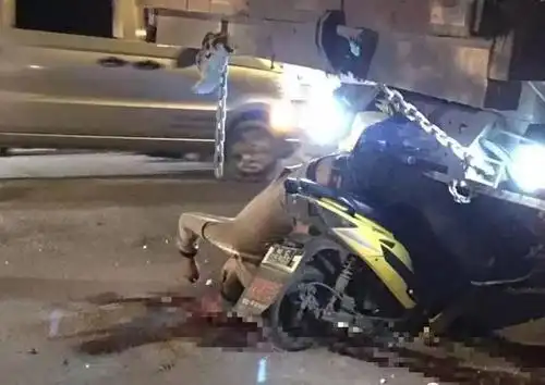 桂林突发车祸,又是这种车,摩托车撞上泥头车,人直接.