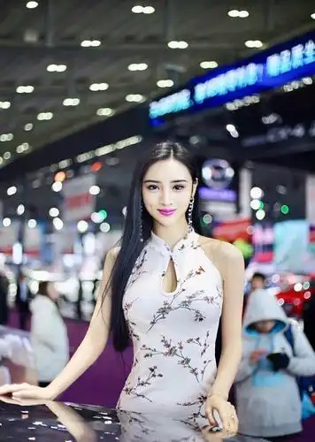 中国第一车模吴春怡穿瓷白改良旗袍亮相搭流线耳坠演绎别致美