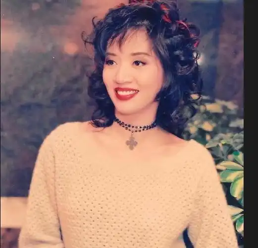 梅艳芳算不算美女,都说她长得丑,几组照片见证她美的与众不同