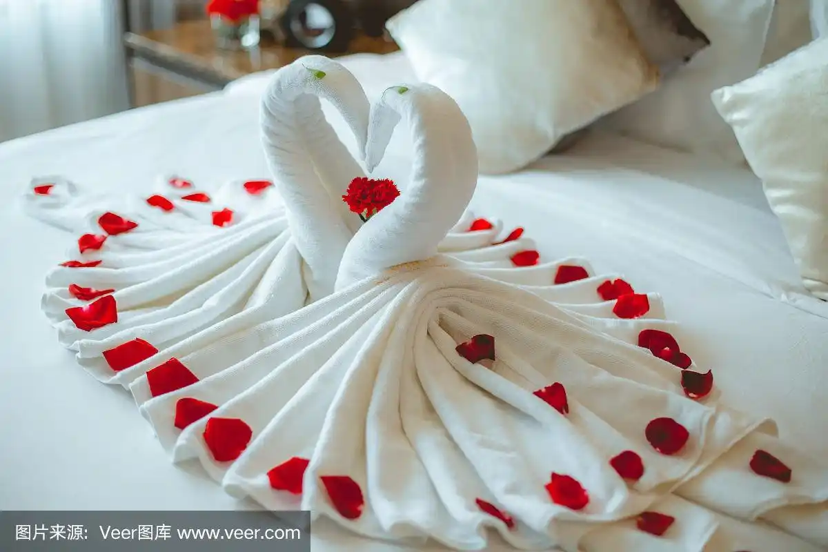 心形毛巾装饰在酒店的床上用品中.