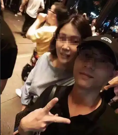 南航45岁女教授与男生事件后续街边拥吻照流出评论太热闹