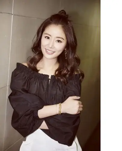 林心如不甘当"妈" 每天都绑"半丸头"装出年轻精神感