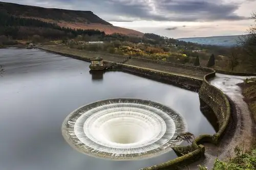 2 / 5 英国莱迪鲍尔水库出水口,像是通往另外一个世界的大门,犹如漩涡