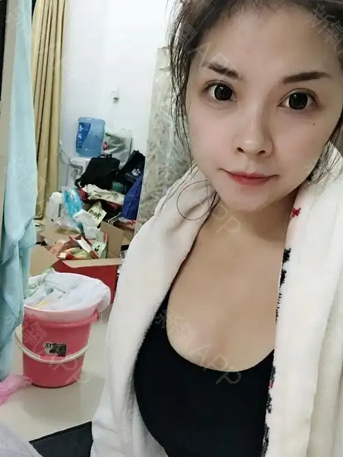 以前胸部基础真的好差,一直特别羡慕那些胸部丰满的女