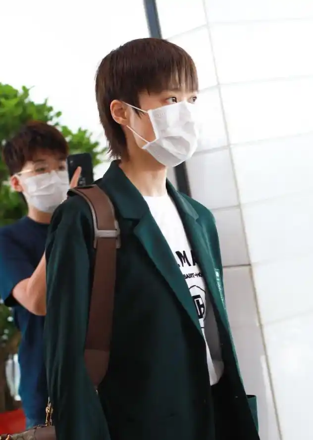 李宇春真是越来越有"男人味"了,穿"吸烟装"走机场,太飒了