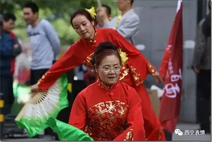 西宁广场舞大妈斗舞再现经典表情