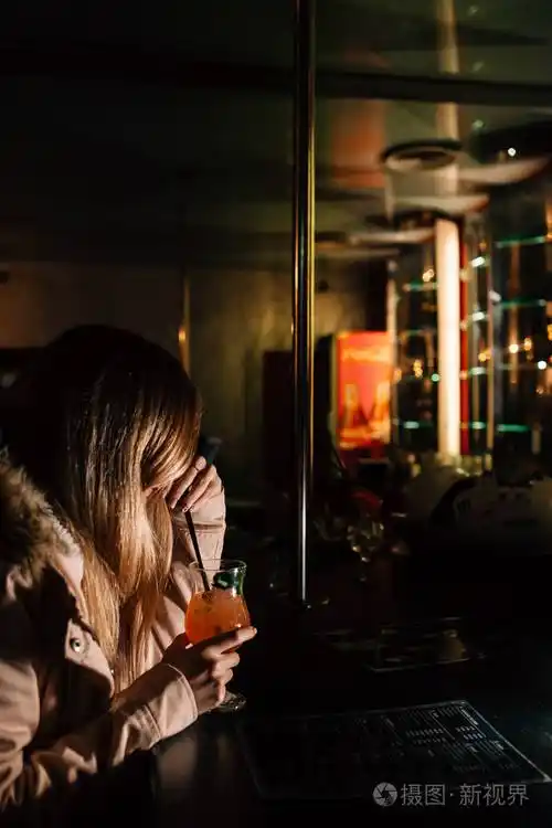 一个女孩喝鸡尾酒